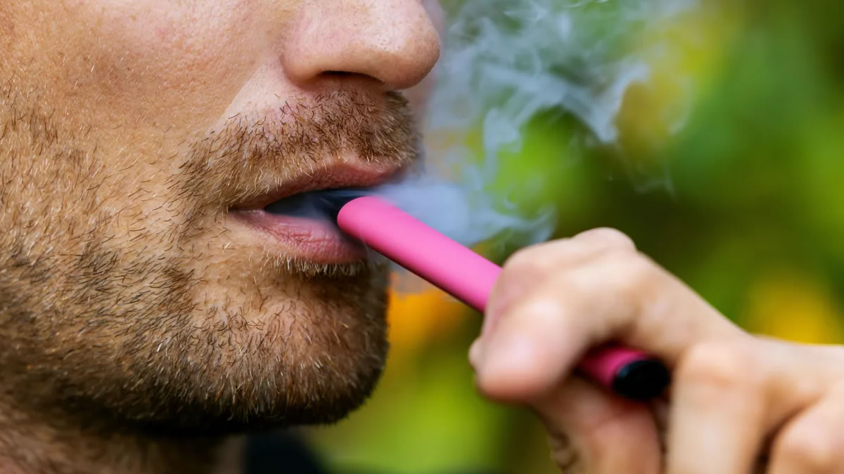 UK bans single-use vapes 2025